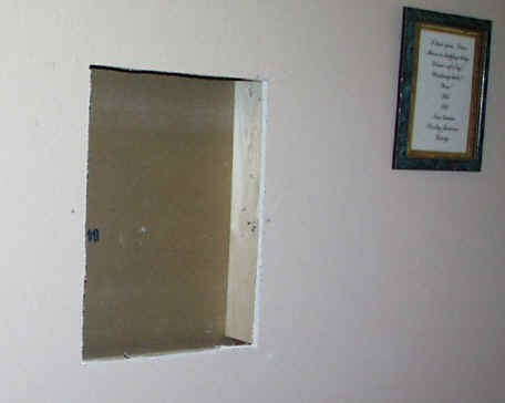 holeinthewall.jpg (34080 bytes)